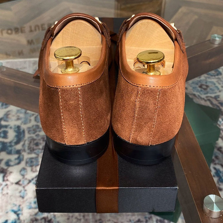 Nahaufnahme: Edler Herren Loafer mit markantem Horsebit-Detail. Elegante Business & Casual Slip-On Schuhe für Männer.