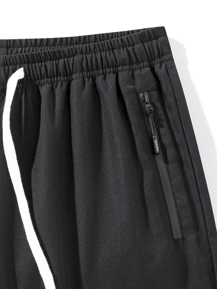Graue Herren Fitness-Shorts mit Kordelzug & Reißverschlusstaschen. Ideal für intensive Workouts.