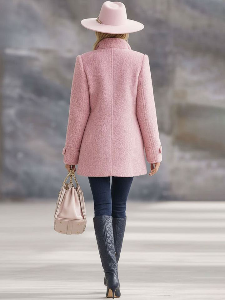 Robuste Damen Outdoorjacke mit Stehkragen, ideal für Herbst- & Winterausflüge.