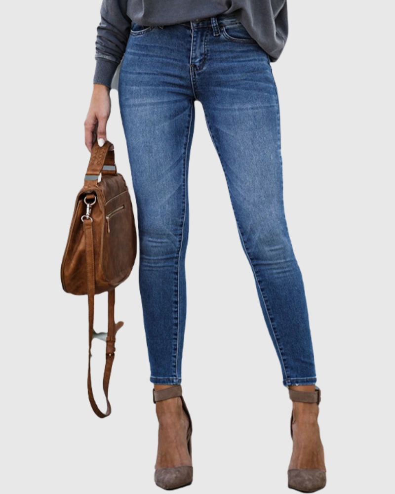 Figurbetonte Damen Skinny Jeans in High Waist mit Stretch, ideal für Komfort im Alltag, in Schwarz oder Blau.
