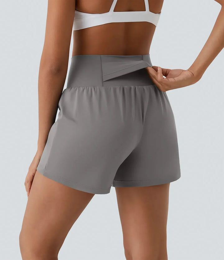 Trendige Damen Fitness Shorts, 2-in-1, mit hoher Taille, für aktiven Lifestyle.
