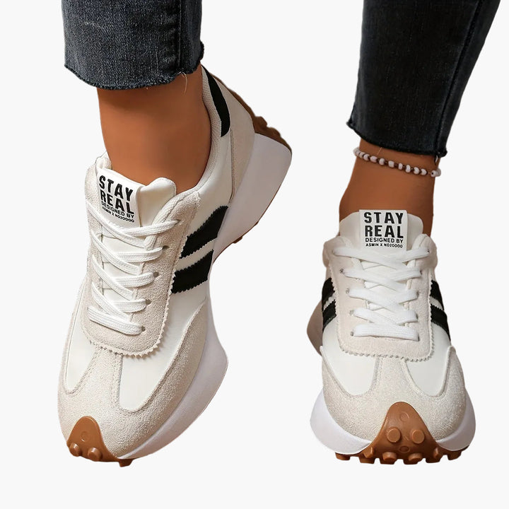 Damen Sportschuhe im Retro-Look: Low-Top Sneaker mit farbigen Streifen für Komfort.