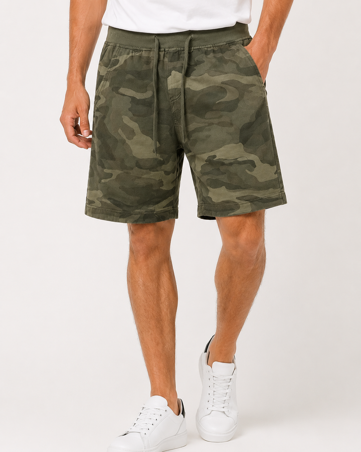 Bequeme Herren Camouflage Shorts in Grün-Grau für Freizeit & Outdoor. Lockerer Schnitt, perfekt für Sommer & Sport. [[lstfy-media:1]]