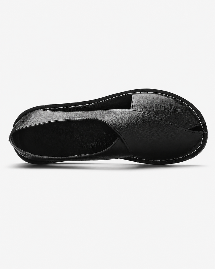 Stylische braune Herren Slip-on Slipper. Geschlossene Zehe und komfortable Sohle, ideal für Freizeit und entspannte Tage.