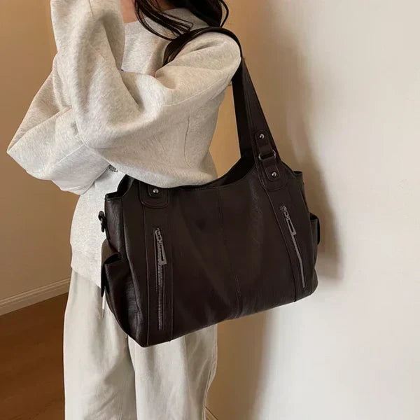Braune Damen Freizeittasche mit großem Stauraum. Auch als Sport-Schultertasche.