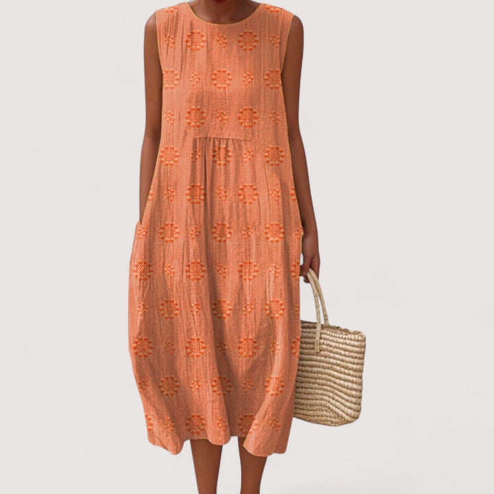 Frau trägt ein leichtes, ärmelloses Damen Sommerkleid mit Blumenmuster. Perfekt für Spaziergänge im Sommer.