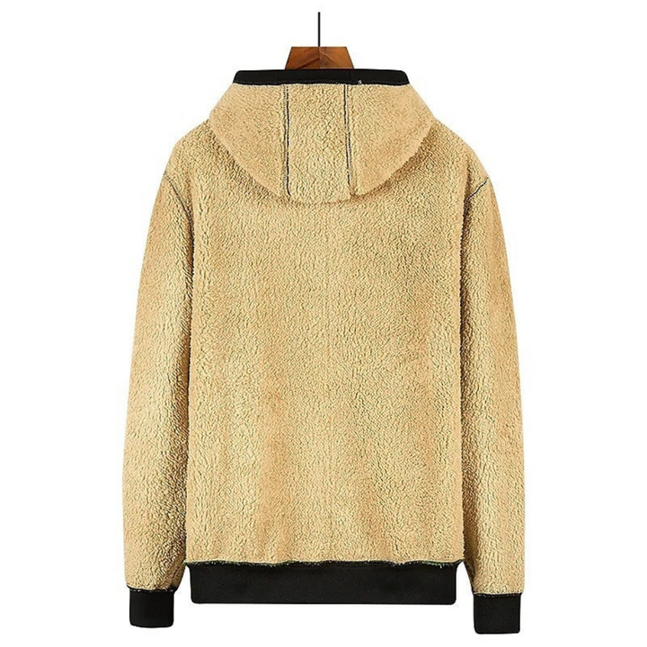 Mann trägt warme Herren Winterjacke beim Spaziergang. Aktiv & bequem für kalte Outdoor-Tage.