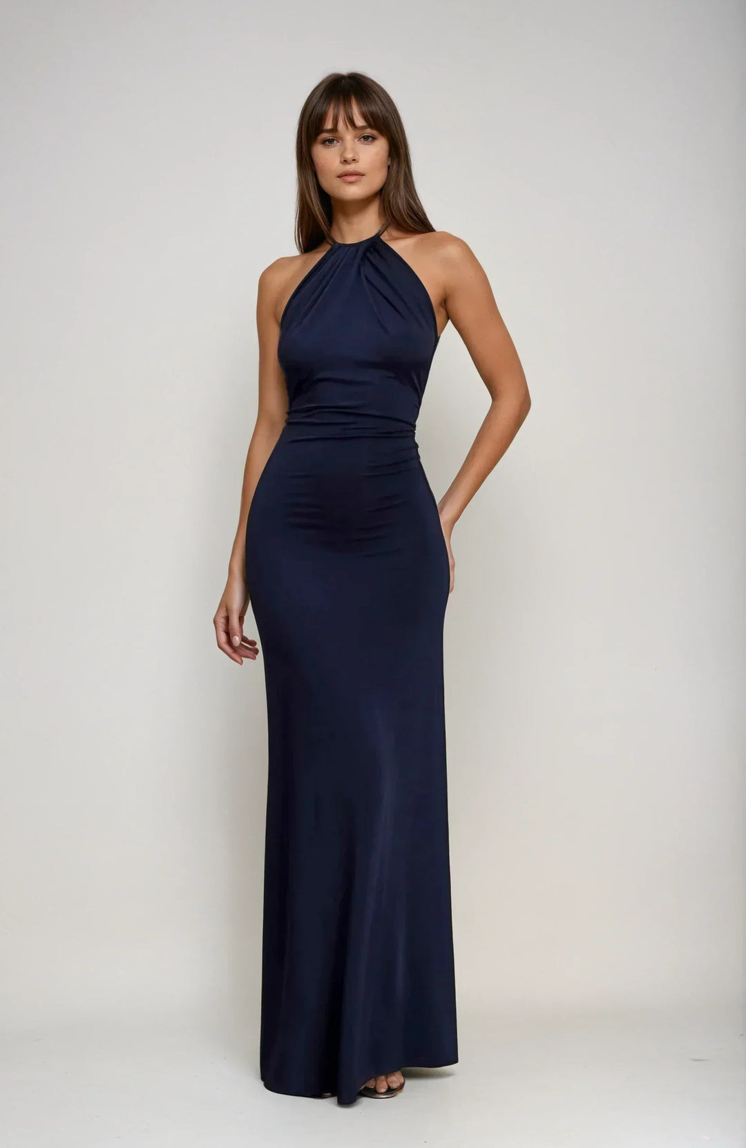 Figurschmeichelndes A-Linie Neckholder Maxikleid für Damen, vielseitig als elegantes Party- oder Urlaubskleid.
