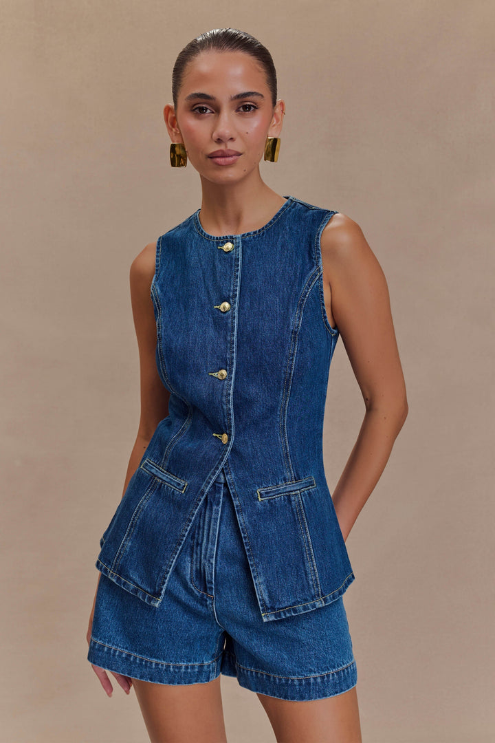 Damen Sommer Zweiteiler im Jeans-Look: Stylische Weste & passende Shorts für einen lässigen Urlaubs-Outfit.