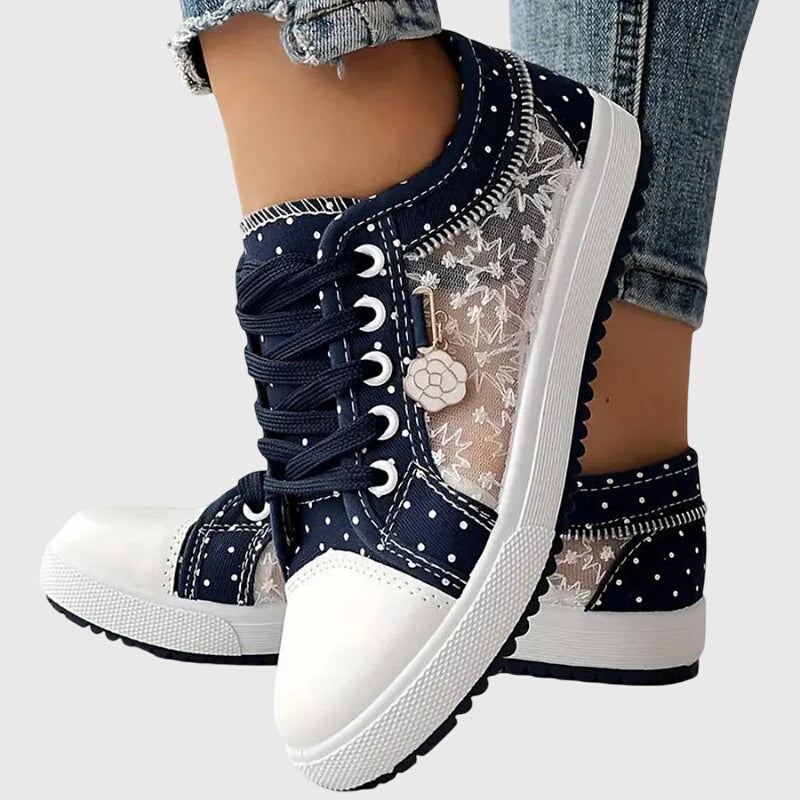 Paar ergonomische Damen Sneaker. Komfortable Alltagsschuhe in modernem Design für Freizeitaktivitäten.