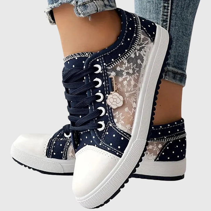 Paar ergonomische Damen Sneaker. Komfortable Alltagsschuhe in modernem Design für Freizeitaktivitäten.