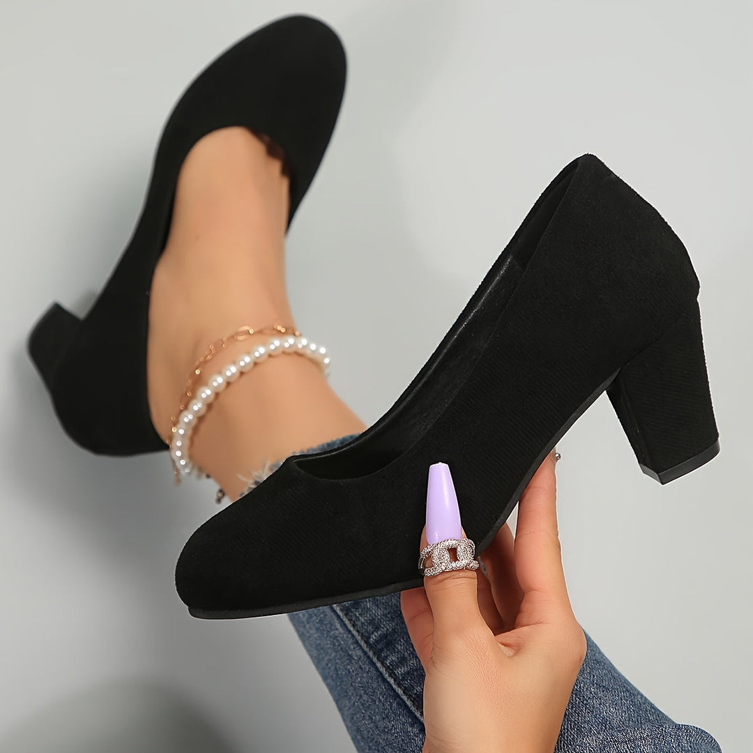 Schwarze Damen Pumps mit weiter Passform, 5cm Absatz. Elegant und bequem für Büro & Alltag.