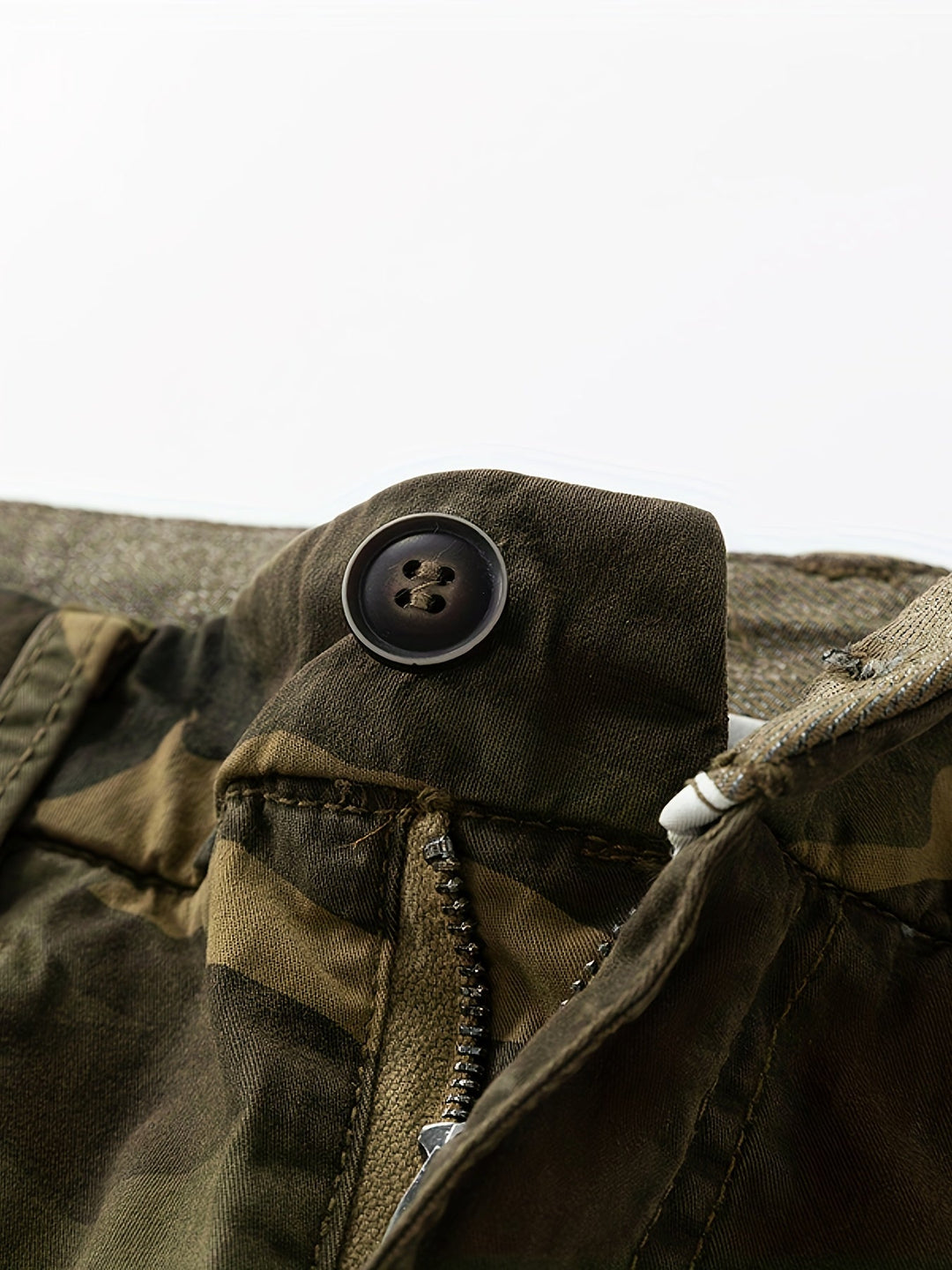 Modische Herren Tarnmuster Cargo-Shorts, ideal für entspannte Freizeit-Outfits am Strand.