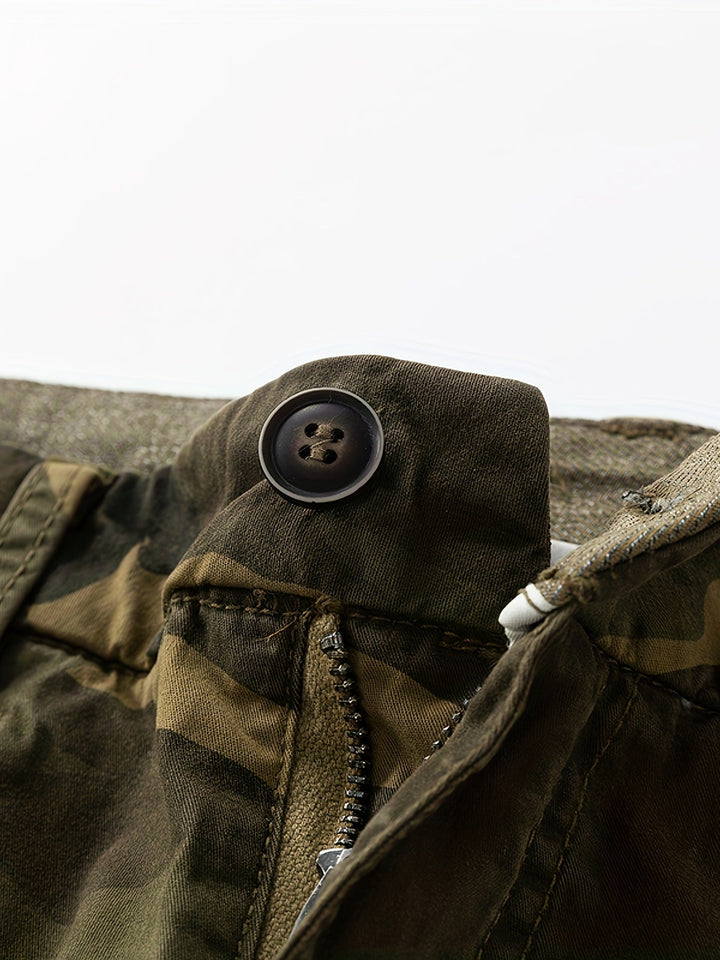Modische Herren Tarnmuster Cargo-Shorts, ideal für entspannte Freizeit-Outfits am Strand.