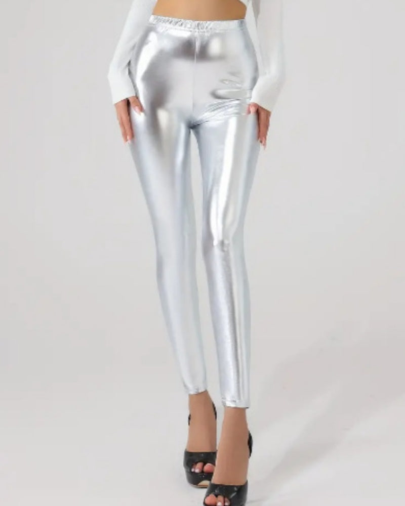 Sexy Silber-Leggings, figurbetont & glänzend, ideal für Party- & Fashion-Looks.