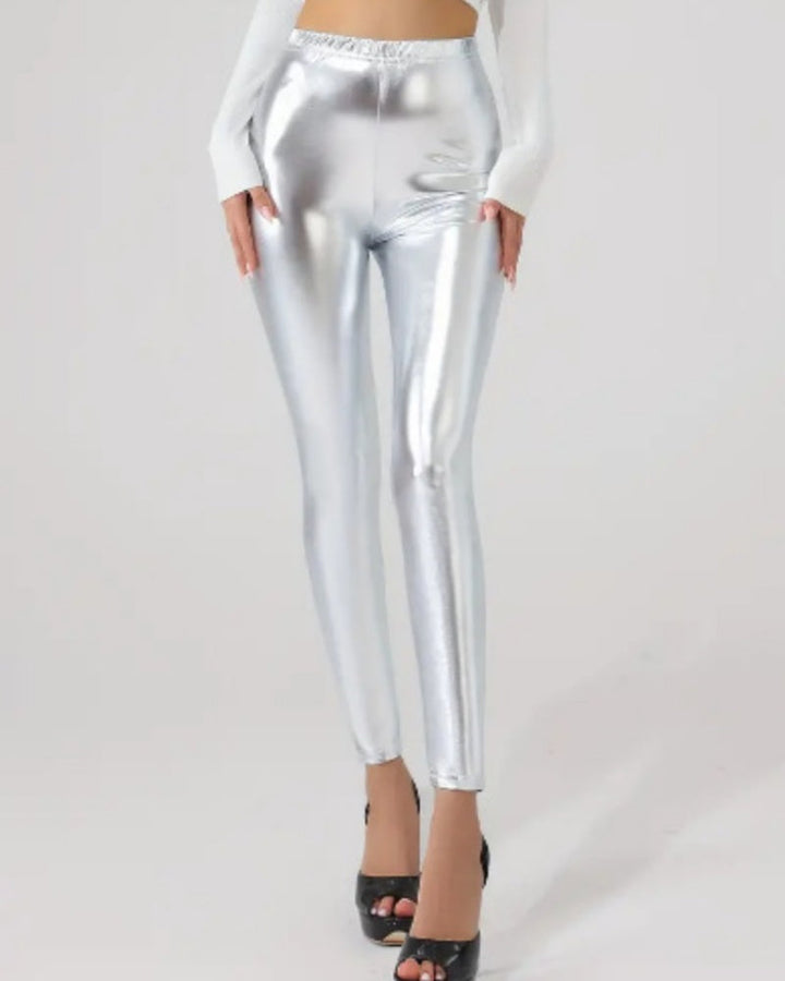Sexy Silber-Leggings, figurbetont & glänzend, ideal für Party- & Fashion-Looks.