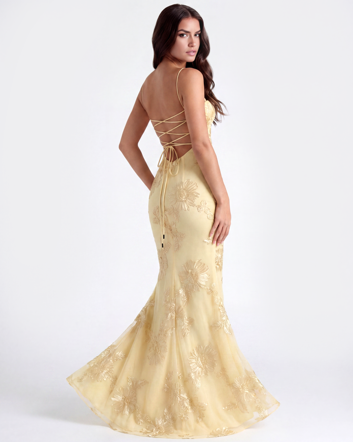 Schickes buttergelbes Abendkleid mit Blumenapplikationen, ein elegantes Ballkleid für Frauen.