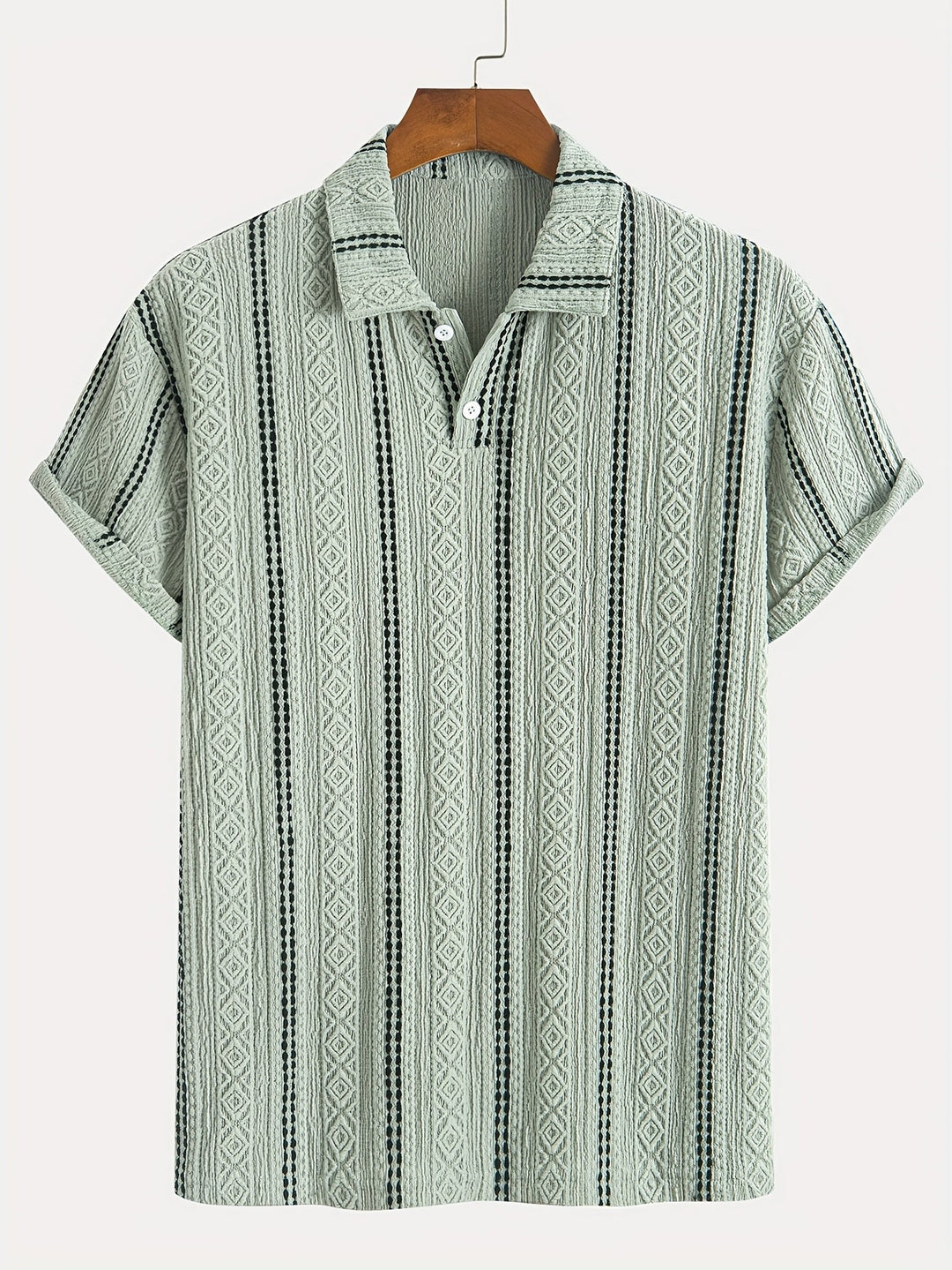 Nahaufnahme des modernen Streifenmusters auf einem grünen Herren Poloshirt, hochwertig verarbeitet.