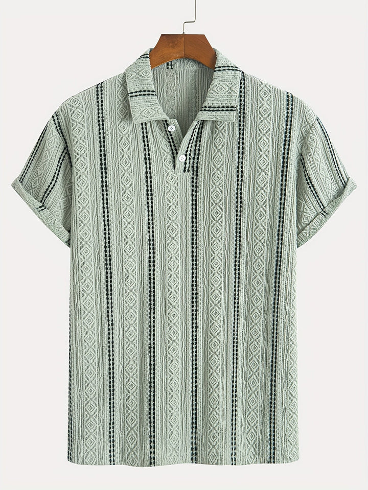 Nahaufnahme des modernen Streifenmusters auf einem grünen Herren Poloshirt, hochwertig verarbeitet.