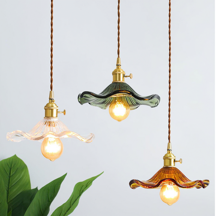 Dekorative Hibiskus Pendelleuchte aus Glas & Messing, stilvolle Blumenlampe fürs Wohnzimmer.