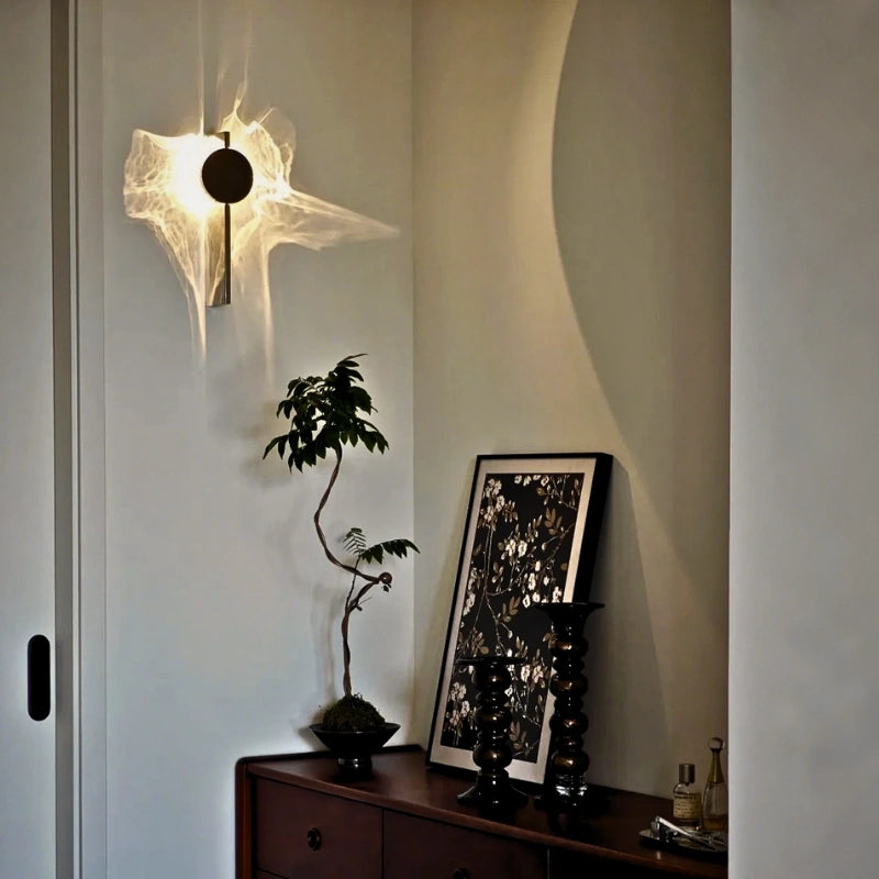 Design-Wandleuchte für stilvolle Inneneinrichtung, modernes Lichtspiel und Schattenwurf an der Wand.