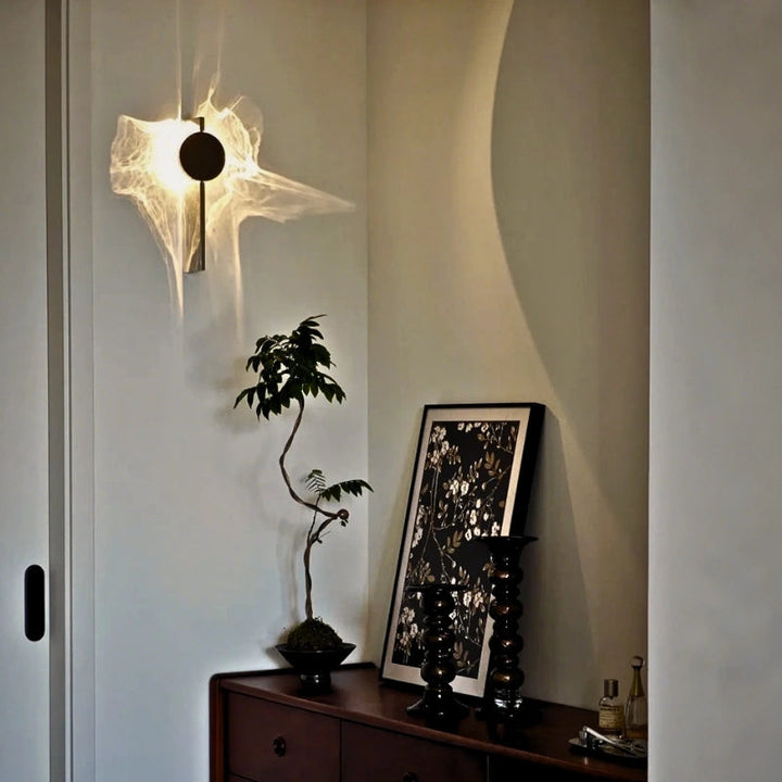 Design-Wandleuchte für stilvolle Inneneinrichtung, modernes Lichtspiel und Schattenwurf an der Wand.