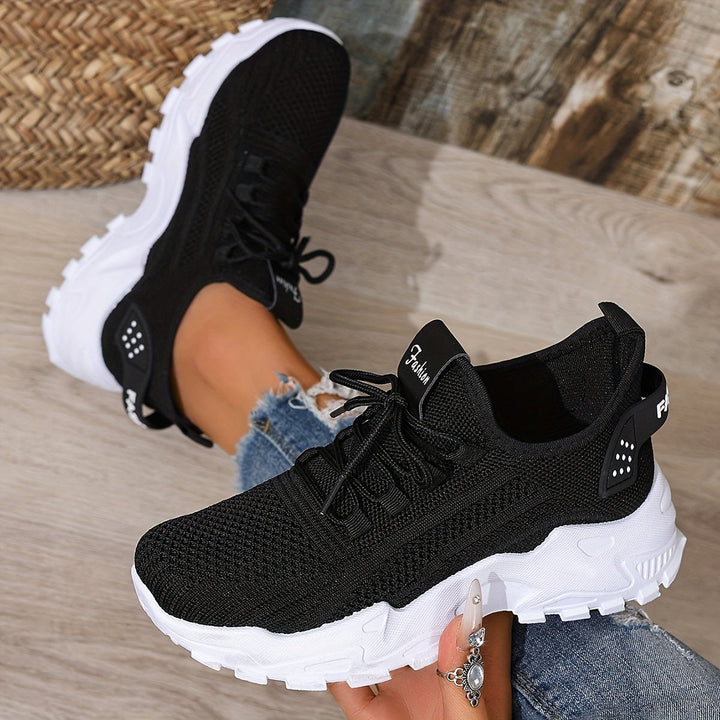 Moderne schwarze Damen Turnschuhe, stylisch und komfortabel für Streetstyle-Looks.