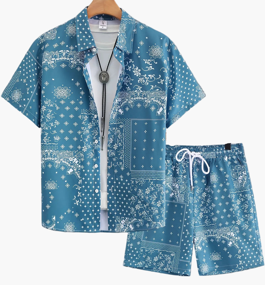 Mann im eleganten Herren Sommer Freizeit Set mit Bandana-Print, Kurzarmhemd & Shorts, lässiger Sommerlook.