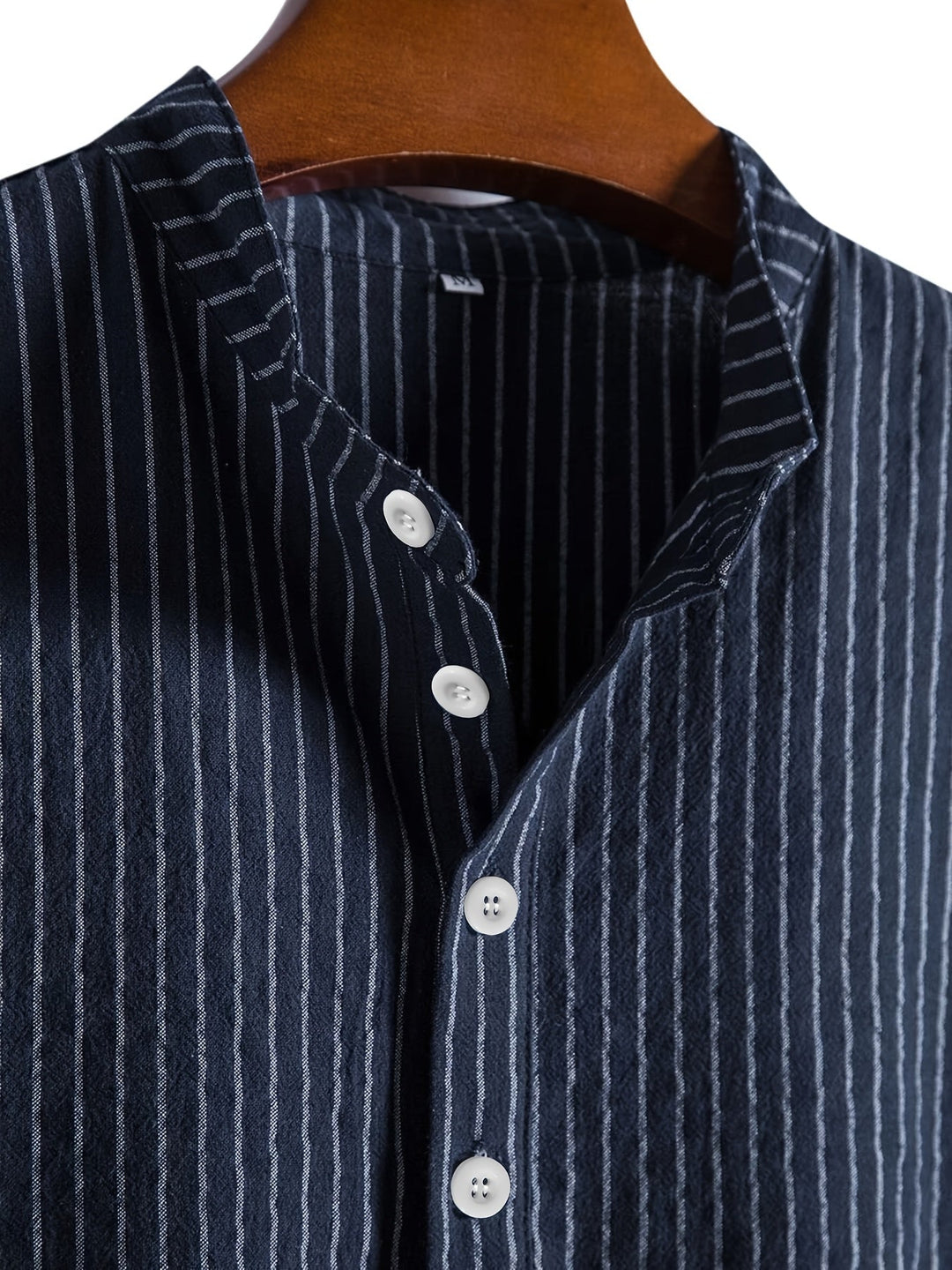 Bequemes Herren Freizeit Kurzarmhemd mit elegantem Stehkragen und modischen Streifen, atmungsaktiv.
