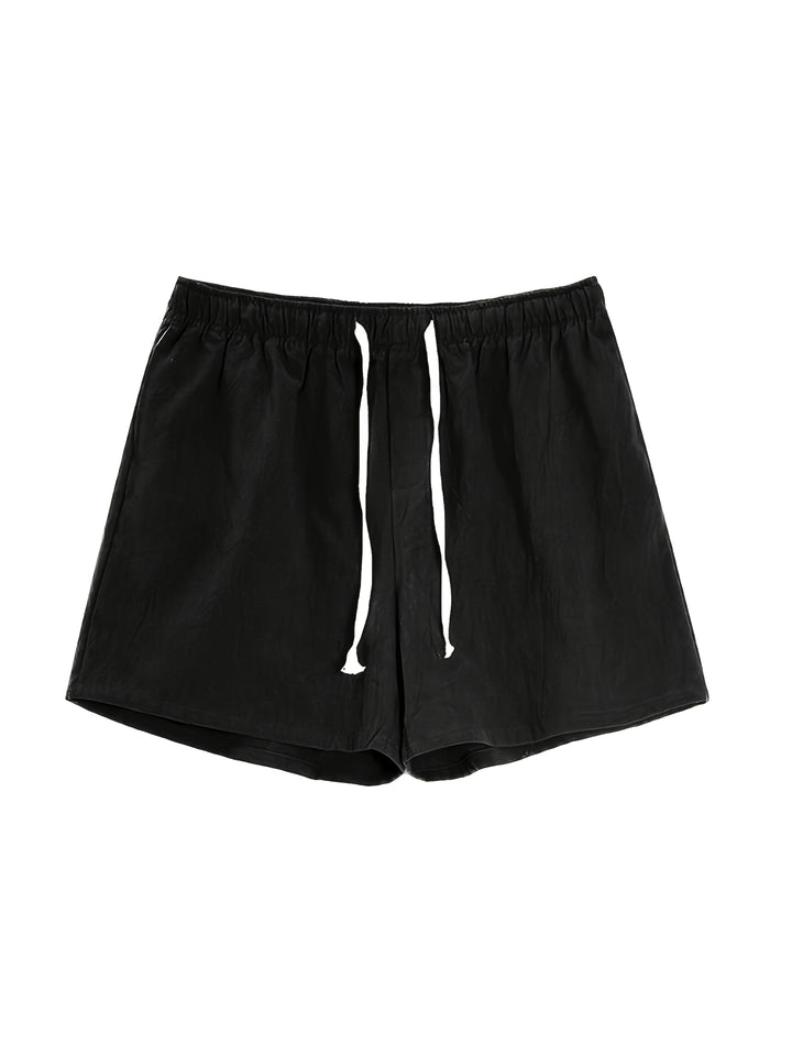 Detailaufnahme: Kordelzug und Bund der modernen Herren Badeshorts.