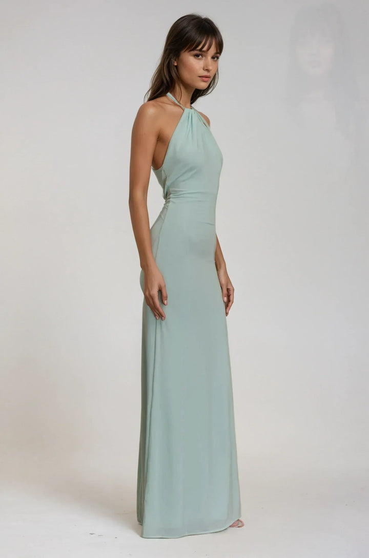 Leichtes A-Linie Abendkleid für Damen mit Neckholder, ideal als luftiges Sommer Maxikleid für Feste.
