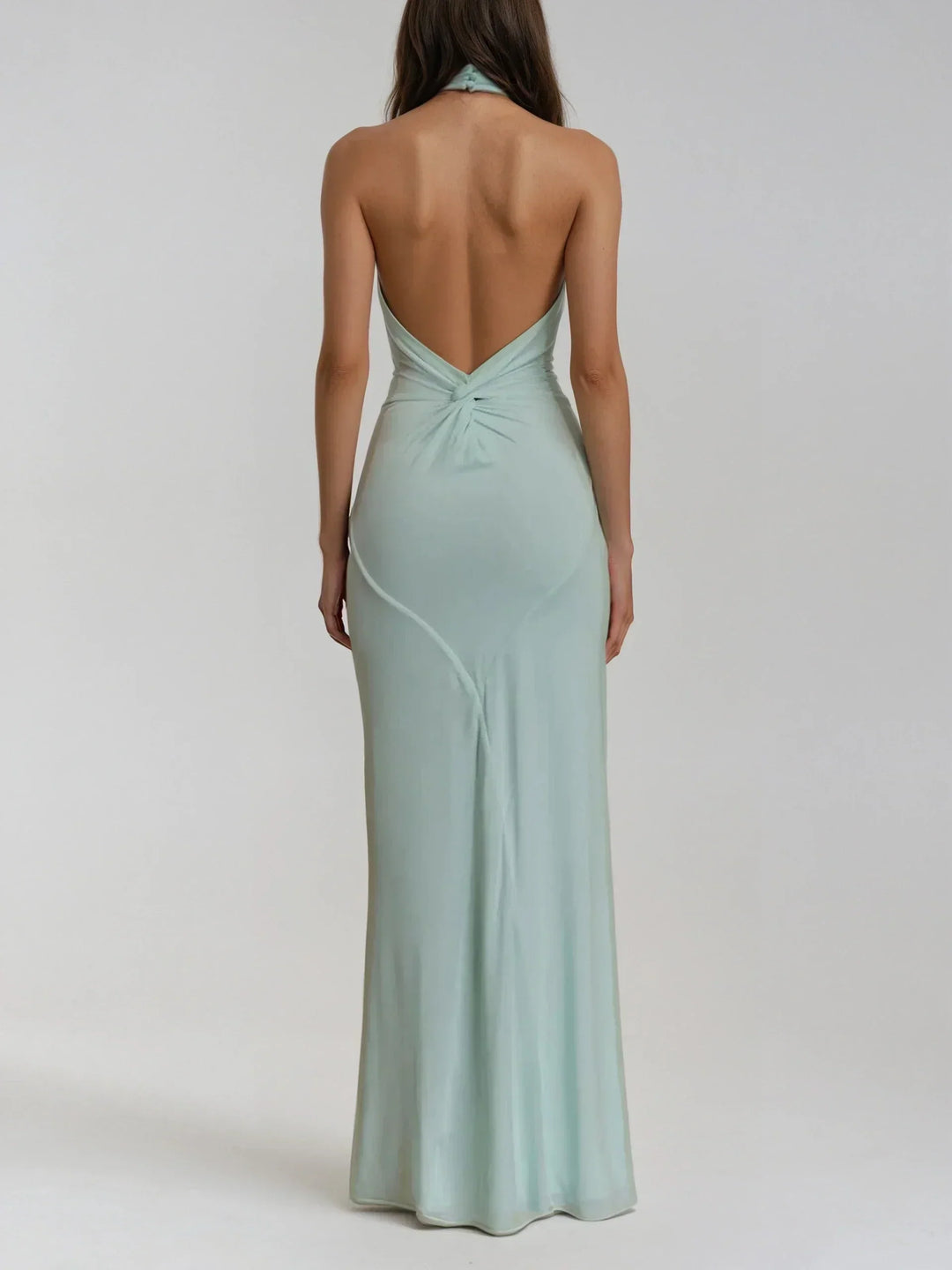Fließendes Neckholder Maxikleid für Damen, ideal als Sommerkleid, Partykleid oder Hochzeitsgast-Outfit.