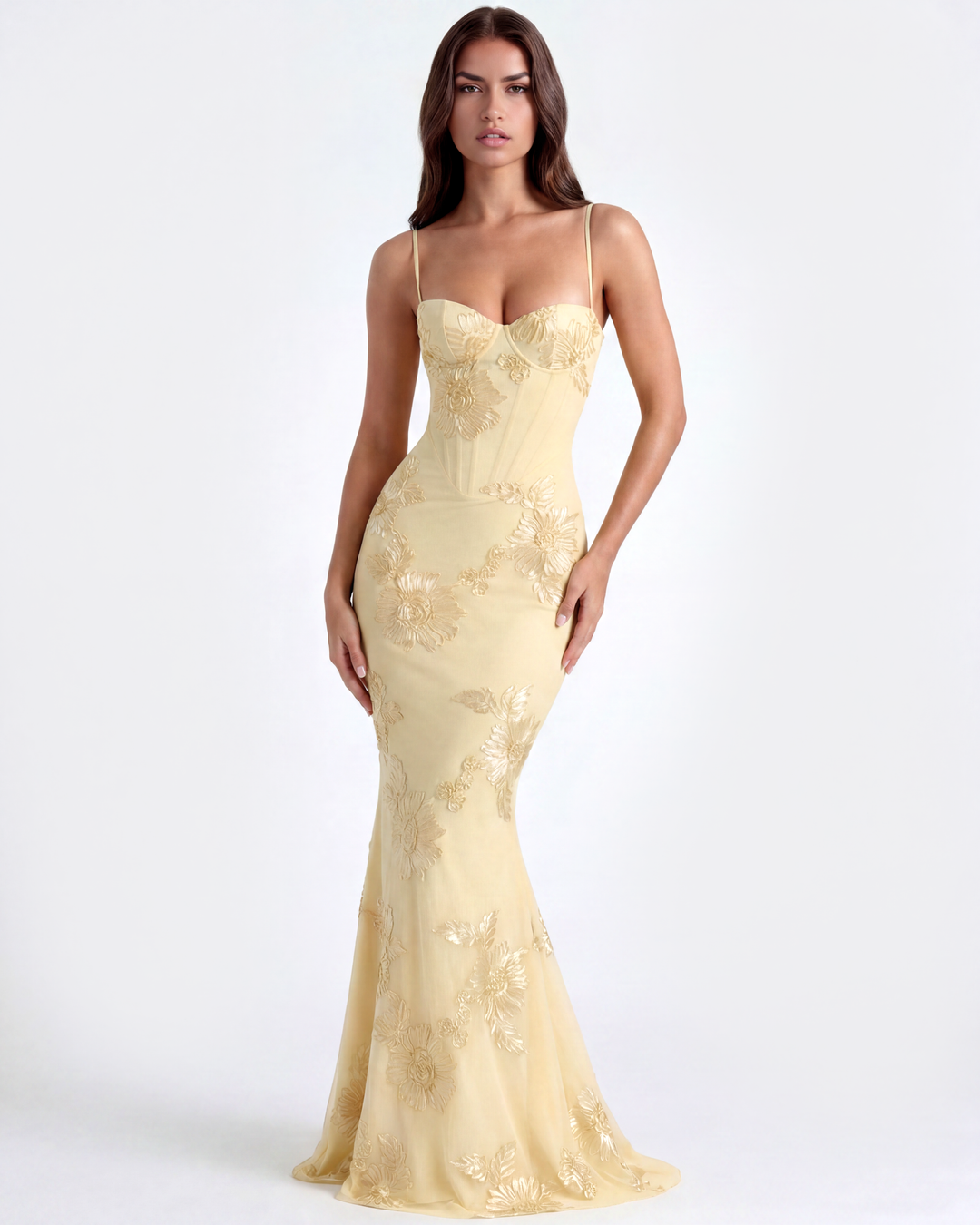 Langes buttergelbes Blumenkleid für festliche Anlässe, ein stilvolles Abendkleid mit Applikationen.