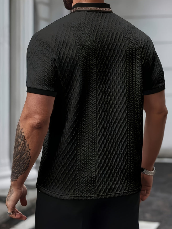 Modernes Herren Poloshirt mit Farbblockmuster und Jacquard-Kragen für einen stilvollen Sommer.