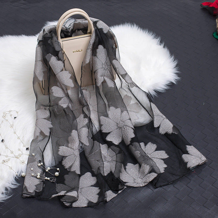 Damen Seidenschal Fiora mit Blumenmuster & trendigem Cut-out-Design für Frühling/Sommer.