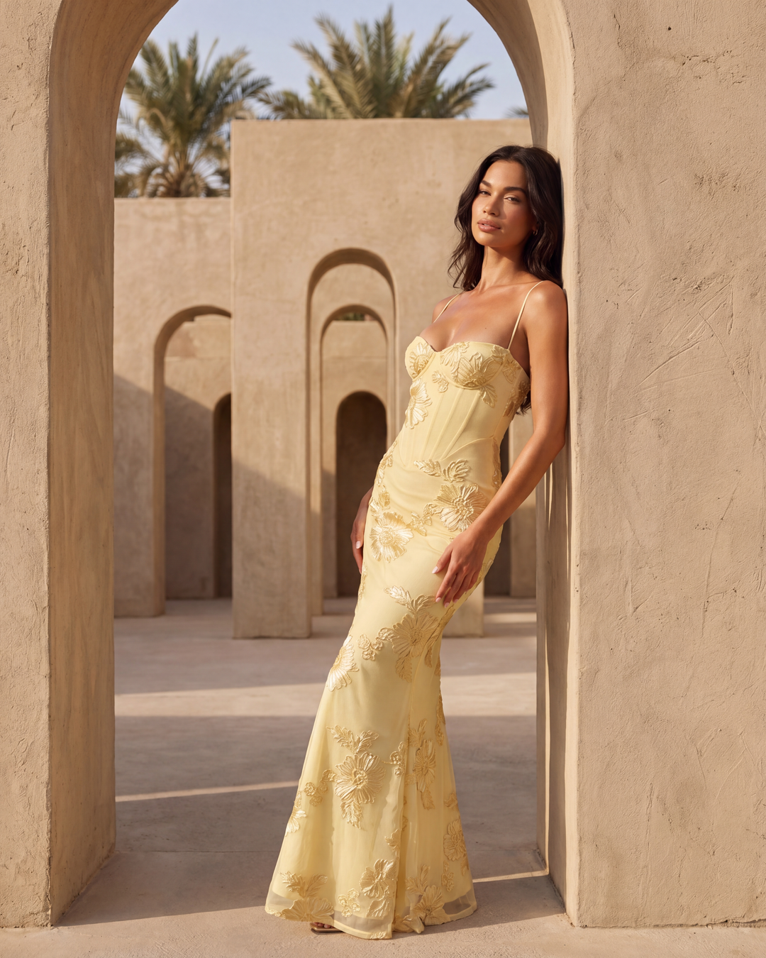 Formelles buttergelbes Maxikleid für Damen, perfekt als Abend- oder Ballkleid mit Blumenapplikationen.