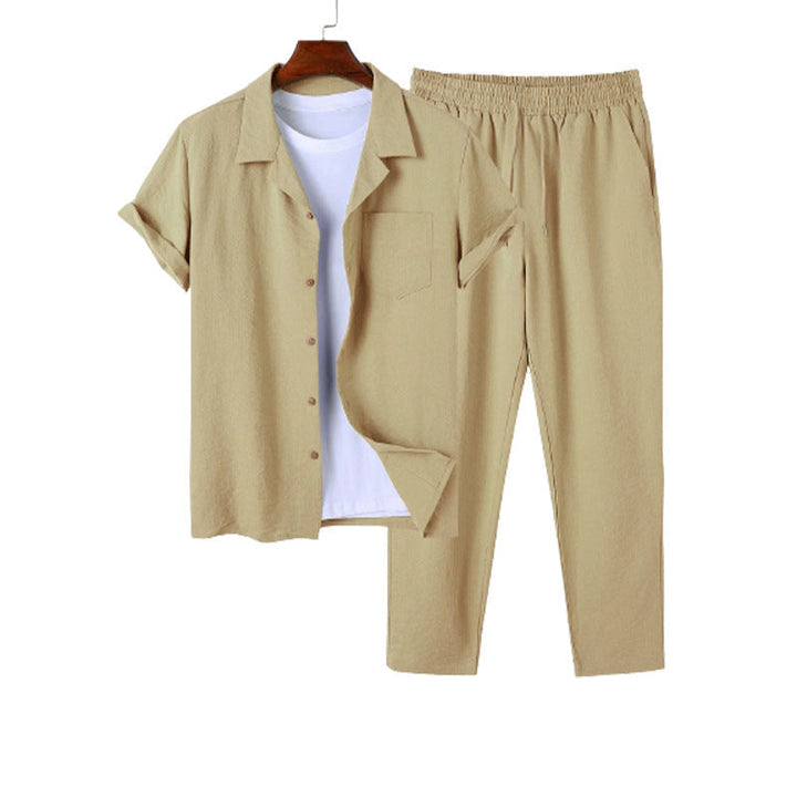 Stilvolles Herren Sommer-Outfit mit leichtem Leinenhemd und lockerer Freizeithose. Perfekt für Strand & Urlaub.