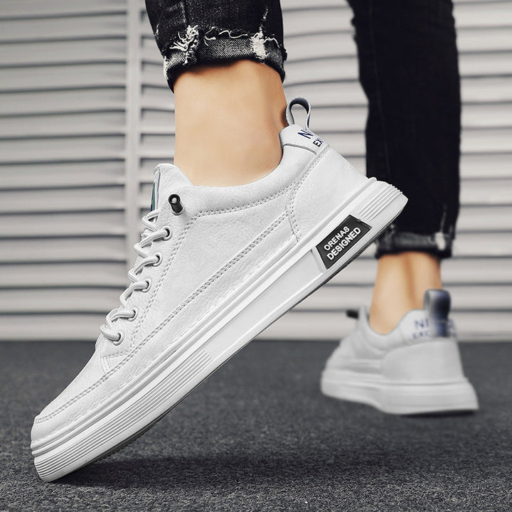 Nahaufnahme: Moderner schwarzer Herren Slip-On Sneaker. Komfortable Freizeitschuhe mit leichtem Design.