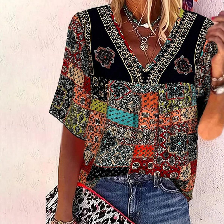 Schwarzes Damen Kurzarmshirt mit V-Ausschnitt und modernem Print. Ideales Freizeit-Oberteil für den Alltag.