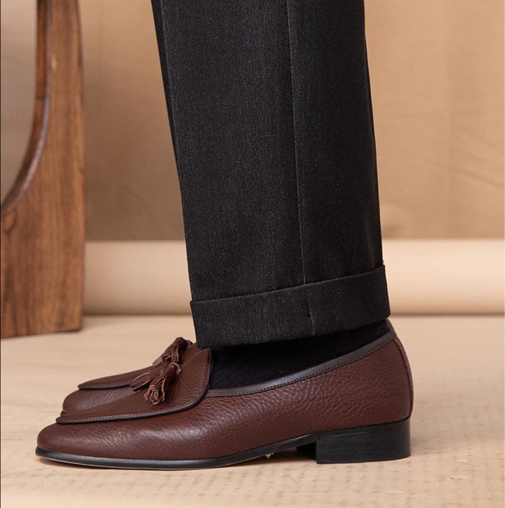 Detailaufnahme: Elegante Herren Tassel Loafer aus glänzendem Leder, klassische Slip-On Business-Schuhe.