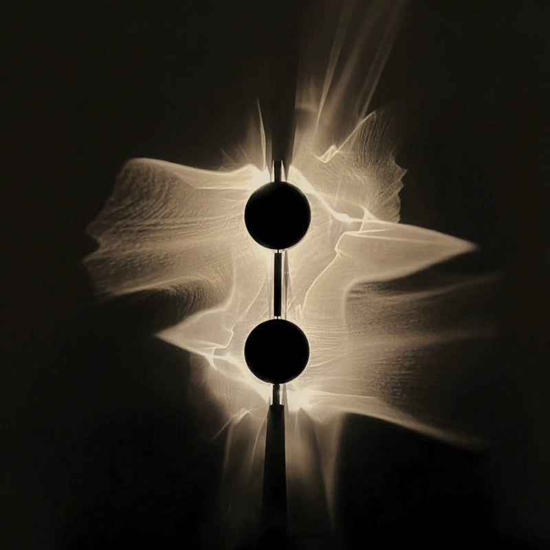 Eindrucksvolle Licht-Schatten-Wandleuchte, modernes LED-Design für eine einzigartige Raumästhetik.
