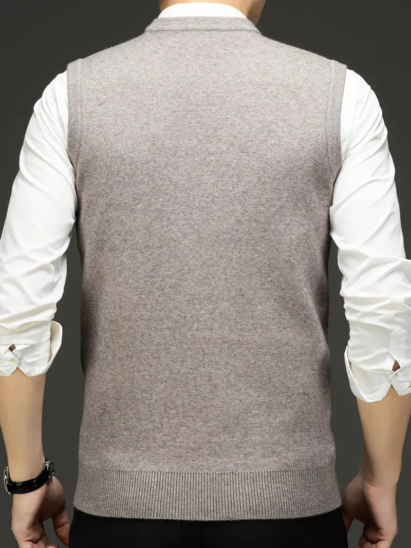 Stapel von Slim Fit Herren Strick-Bodywarmers in Blau, Grau und Khaki, alle mit V-Ausschnitt.