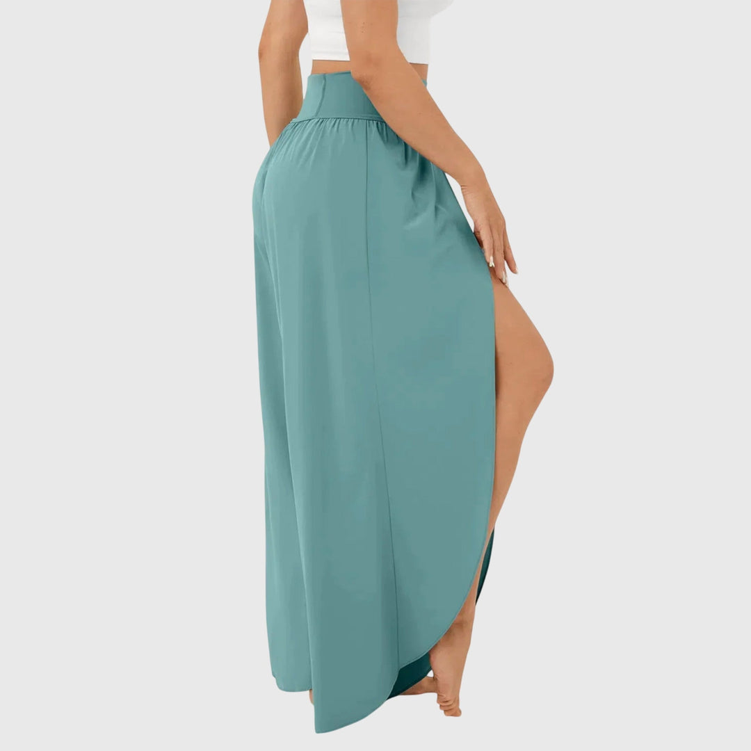Damenhose mit lockerer Passform, weitem Bein und fließendem Stoff, ideal für einen entspannten Sommerlook.
