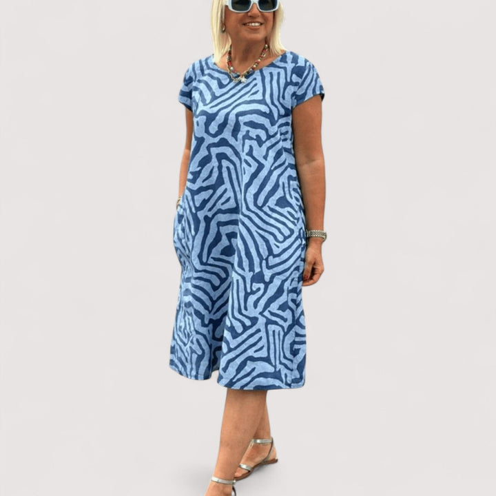 Modernes, lockeres Damenkleid, atmungsaktiv und bequem, ideal für einen entspannten Casual-Look.