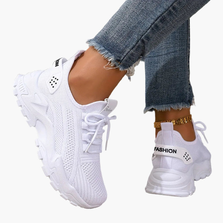 Seitenansicht: Moderne weiße Damen Sneaker, ideal für bequemen Streetstyle & Freizeit.
