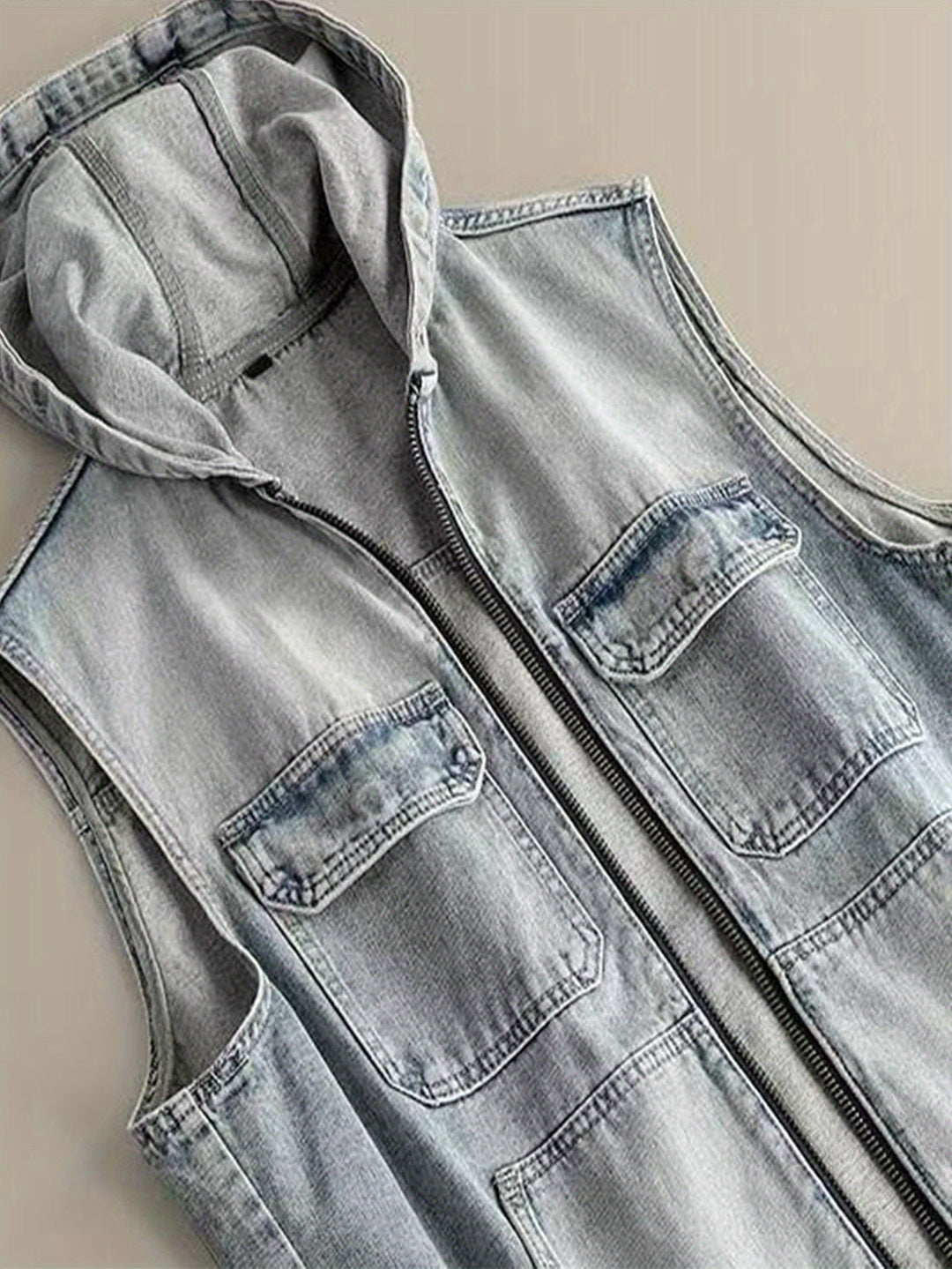 Hochwertige Herren Jeansweste mit Kapuze. Ärmellose Denim-Weste, strapazierfähig & stylisch.