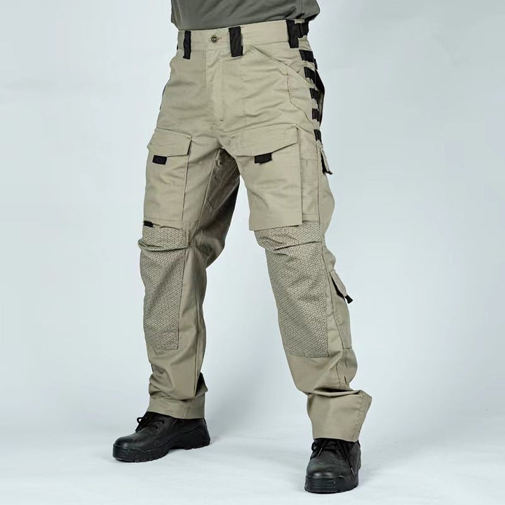 Detailaufnahme der Herren Cargohose. Zeigt die funktionalen Seitentaschen und robusten Nähte für Outdoor-Aktivitäten.