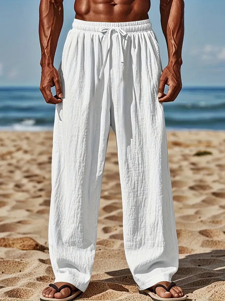 Bequeme weiße Herren Sommerhose, locker & leicht. Stylische Strandhose für heiße Tage.