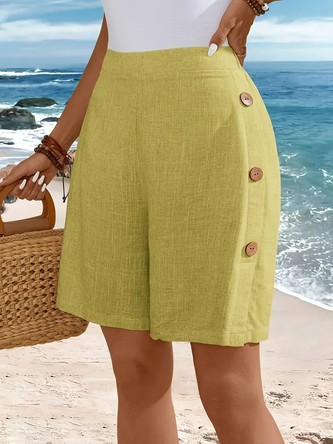 Nahaufnahme der Seitenknöpfe an den modischen grünen Damenshorts, detailreich und stilvoll.