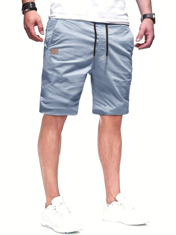 Komfortable kurze Herrenhose für Männer, vielseitig einsetzbar in Freizeit und Sport.